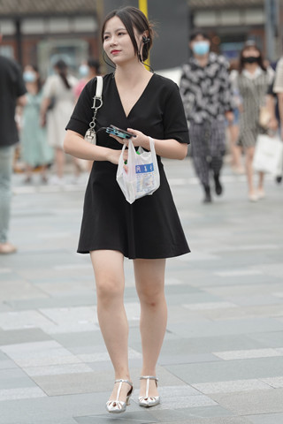 街拍美腿的黑色连衣裙小姐姐