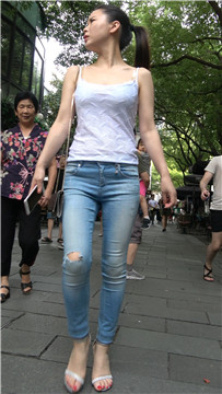 4K 低胸吊带街拍紧身牛仔凉高跟性感美女 [2.13 GB]