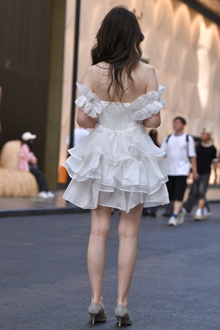 成熟的白裙美腿美女