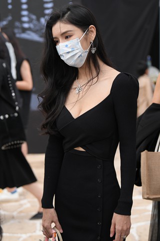 黑色深V开叉长裙美女