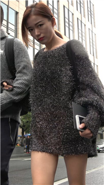 气质高雅的美腿高颜值街拍美女 [611 MB/MP4]