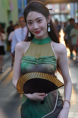 韵味古风裙白皙美女