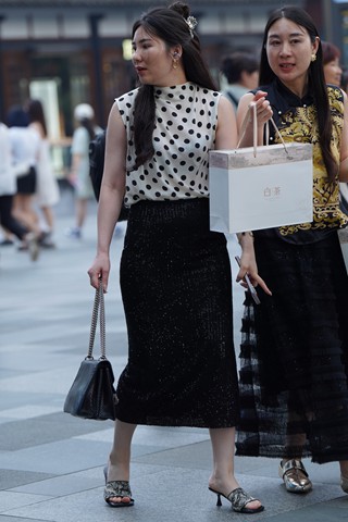 成熟韵味黑色裙美妇