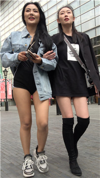 街拍气质美腿美女姐妹花 [1.33 GB/MP4]