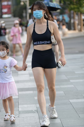 偶遇运动紧身装美女辣妈