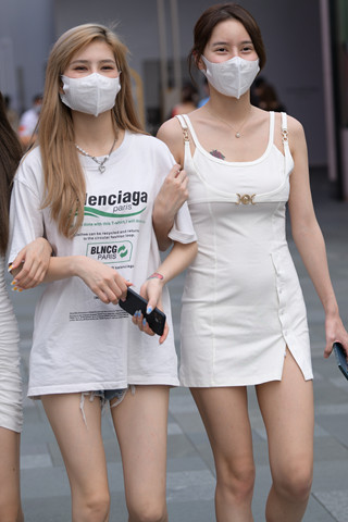 偶遇三位美腿小姐姐