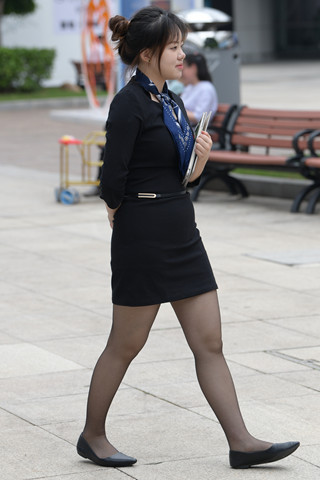 平底鞋黑丝美眉