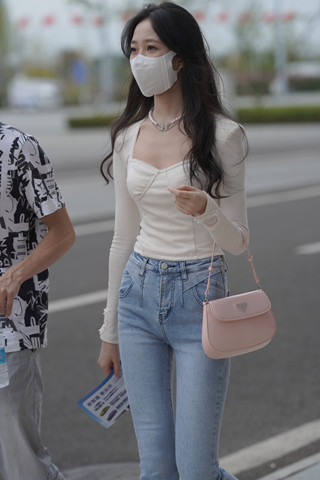 粉色挎包的牛仔裤美眉