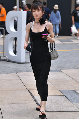 黑色长裙小姐姐