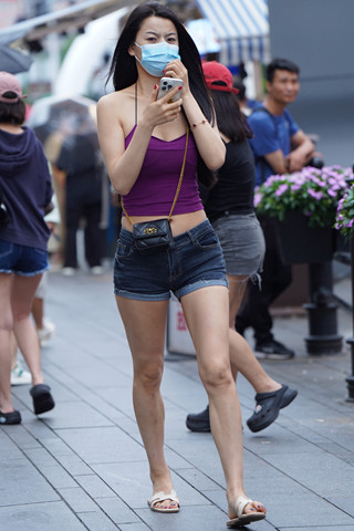 街拍热裤吊带衫美眉