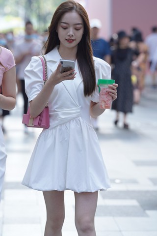 街拍白色裙美腿美女