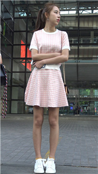 4k-粉色格子连衣裙天生丽质漂亮街拍美女 [781 MB]