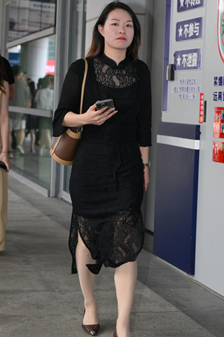 黑裙高跟成熟韵味