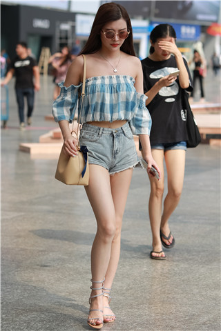 牛仔短裤长发MM