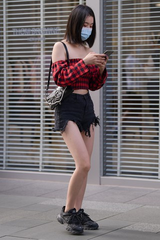 街拍露肩装小蛮腰小姐姐