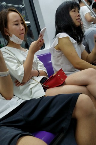 4K - 地铁上的姑娘 [734 MB/MP4]