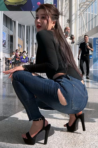 丰满丰腴牛仔美女