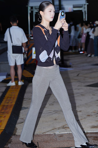 灰色长裤时尚美女