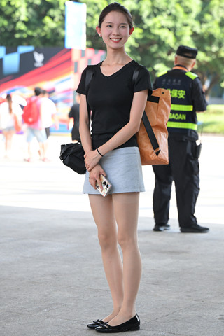 眉开眼笑的小姐姐