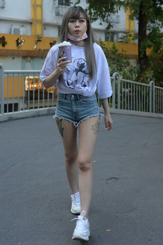 慕容笙街拍作品★牛仔热裤小妹 【套图+视频】