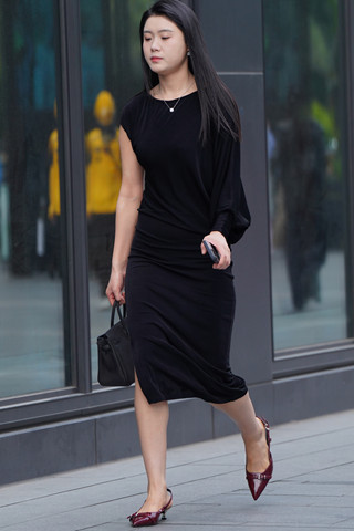 黑色裹身裙美眉