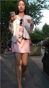 4K - 街拍粉色裙长发靓女 [1.11 GB/MP4]