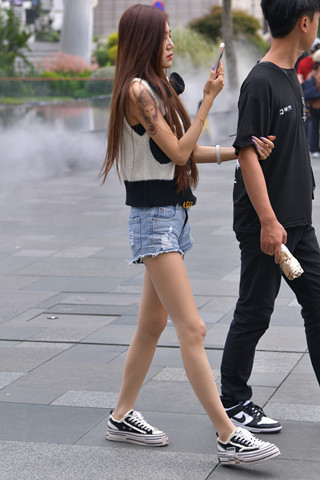 街拍库里丝热裤美眉