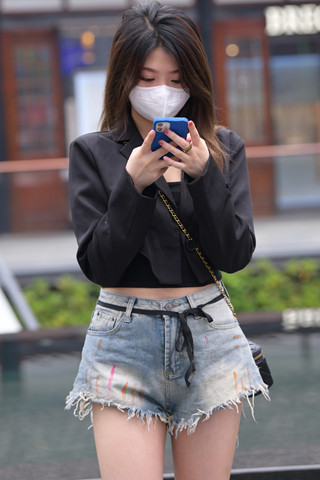 牛仔热裤小清新邻家女孩