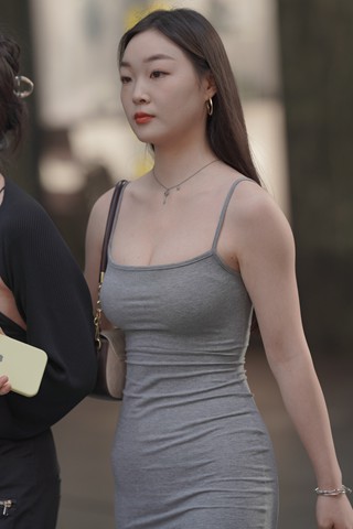 街拍灰色长裙高跟少f