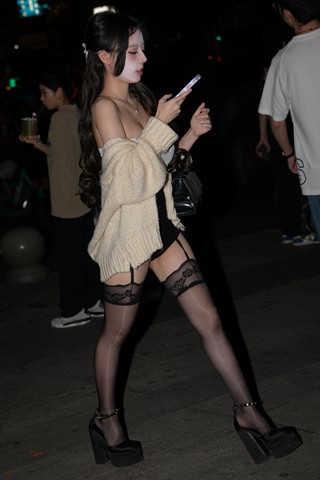 小姐姐这妆化得有点草率啊~