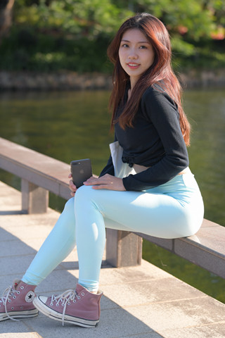 红石街拍作品★浅蓝色瑜伽裤女孩 【套图+视频】