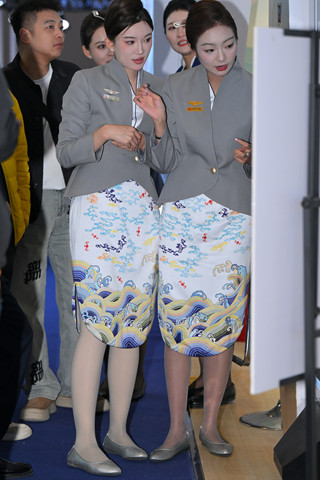 三位空姐在拍照呢