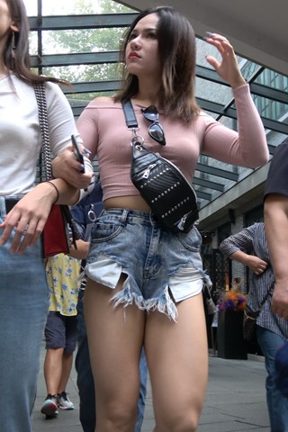 4K - 性感热裤极品街拍美女 [1.96 GB/MP4]