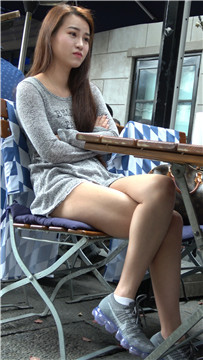 4k-街拍跟男友约会的热裤美腿小姐姐 [2.05 GB]