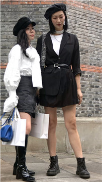 4K - 打扮时尚美女姐妹街头摆拍 [884 MB/MP4]