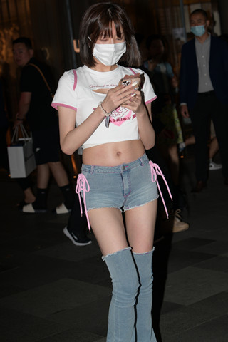 这牛仔裤穿法很新颖啊