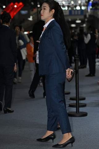 长裤西装外套汽车销售顾问