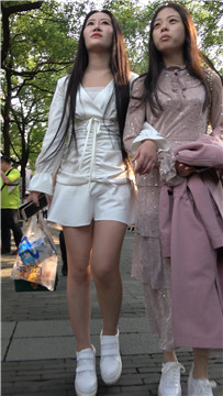 白色连衣裙MM秀发很长 [570 MB/MP4]