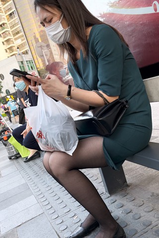 等公交的黑丝女孩