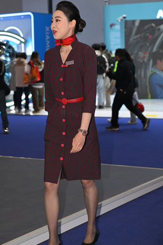 东方航空-酒红色条纹制服