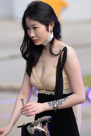 丰满白皙韵味美女 【图片➕视频】