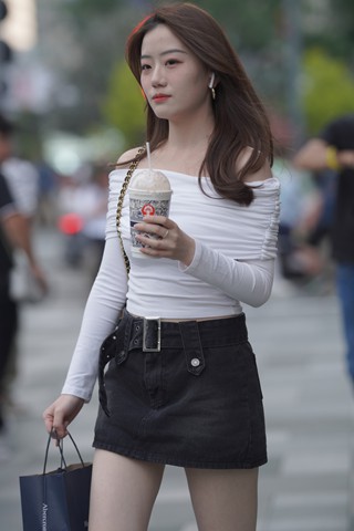 街拍灰色牛仔短裙小姐姐