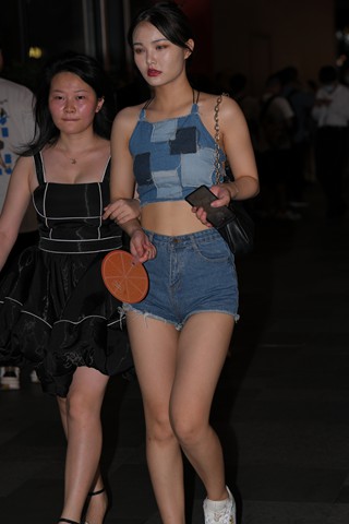 夜拍热裤女孩跟闺蜜