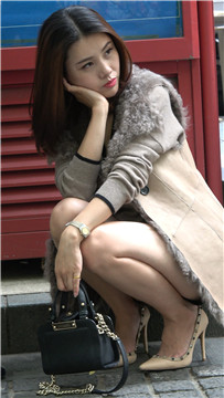 4K 性感美腿米色高跟鞋街拍美女第二季 [932 MB]