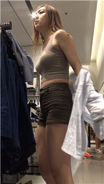 4K 街拍背心热裤丰满小姐姐试衣服 [1.53 GB]