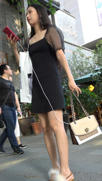 4K - 街拍黑裙子美女 [1.00 GB/MP4]