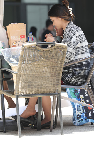 午休吃饭的妹纸挑鞋晾脚 【图片➕视频】