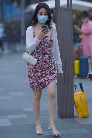 街拍长裙丝腿美眉