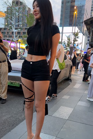 超清4K街拍大长腿美女2分01秒 [654 MB/MOV]