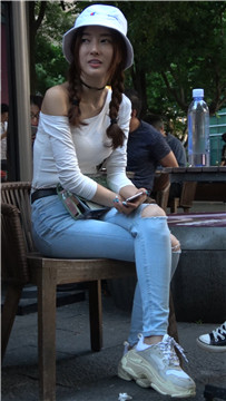 4K破洞紧身蓝牛白帽麻花辫小姐姐颜值超高 [590 MB]